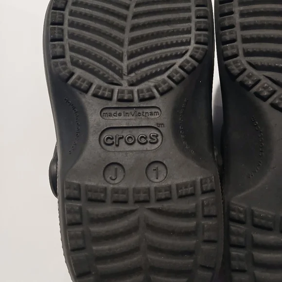 Kids Unisex Black Crocs. Youth Size 1 - Picture 8 of 8